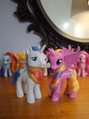 My Little Pony Princess Cadence & Shining armour - Det kungliga paret i my little pony I mycket gott skick. Alla ponnys är tvättade med balsam och tvål. Kolla in fler mlp på min profil!