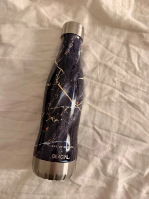 Vattenflaska ifrån ideal of sweden - en vattenflaska från Ideal of Sweden x Glacial med marmormönster, håller både din dryck varm eller kall.