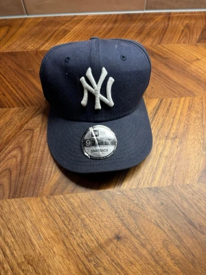 Snygg och skön keps - Haft den i 3 år ungefär, inte använt på länge men fortfarande i väldigt gott skick