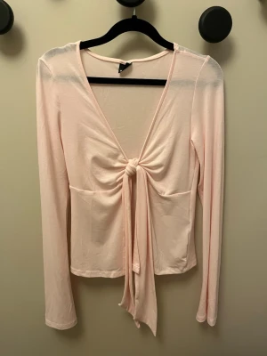 Rosa knyttopp - Populär långärmad topp från Gina Tricot, använd fåtal gånger. Säljer då det inte kommit till användning. Slutsåld. 