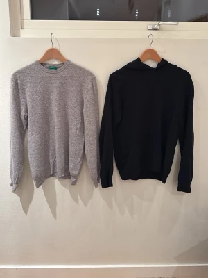 2-pack hög kvalité kashmir och merinoull tröjor - Erbjuder just nu en mycket bra deal då du får två stycken hög kvalitativa stickade tröjor. Den mörkblå är i kashmir från Oscar Jacobson och den grå är merinoull från united colors of benetton. Man kan även köpa en om man vill. Båda är ett mycket bra skick. Totalt värde nya: ca 2500kr. Priset kan självklart diskuteras!