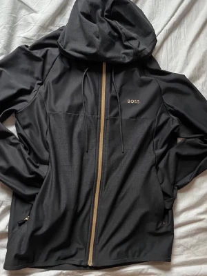 Boss windbreaker - Boss windbreaker som är stilig och unik för höst 🍂 😎 