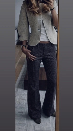 Mönstrade loose bootcut kostymbyxor hög kvalité  - Säljer mina favorit kostymbyxor från Five Units, dansk designer och 100% ull 🐑💙Supersköna och passar till allt!🩷😍 Lite långa på mig som är ca 168, midjan är ca 75/80 cm. Strl M/26 Lågmidjade/mid o loose bootcut.                 Knappt använda!🫶                               Rutmönstrade/ hundtand i svart, brun, blått så tidlösa o chic 😘🫰Köpte secondhand för 600kr o svåra att hitta, FÖRST TILL KVARN !!💙 