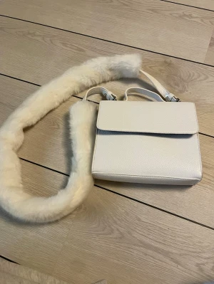 Vit väska - Jättefin vit väska med fluffig äxelräm🥰Köpt second hand aldrig använt själv