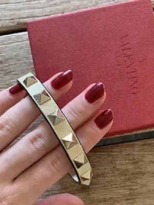 Valentino armband - Snyggt armband från Valentino, bra skick men lite slitningar men inte som man tänker på