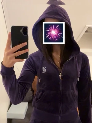 Mörklila mjukisset ifrån Juicy Couture - Säljer mitt lila mjukisset ifrån Juicy Couture i storlek XS på byxorna passar även S. storlek S på tröja. säljer pga att jag aldrig använder det. 1000kr för hela settet, ska du bara ha tröjan eller byxorna, hör av dig så kan pris diskuteras🩷