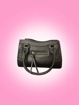 Handväska GinaTricot - Snygg svart handväska från GinaTricot. Har använt ett par gånger men det finns ingen större defekt på den bortsett från en liten missfärgning under väskan (kan skicka bild på det via dm) Vill man ha med axelremsbandet också, skriv det så packar jag med det💕Övrig information: -fraktar torsdagar, fredagar och lördagar -jag står inte för fraktens slarv -priset går alltid att diskuteras via dm -skriv privat för övriga frågor eller om du vill ha fler bilder, svarar snabbt