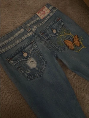 true religion jeans - snygga true religion jeans med söt design på fickorna, jättefint skick och nästan helt oanvända!! pris går att diskutera 