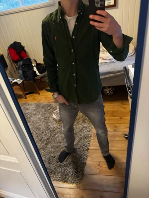 Ralph Lauren Skjorta - Snygg mörkgrön Ralph Lauren Skjorta | Kanon skick | Modellen på bilden är 182 och väger 70 kg | P013