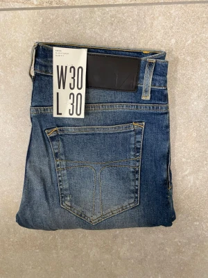 NYA Tiger of sweden jeans - Hej! Säljer dessa  jeans i storlek  30/30 . Sprillans NYA och 10/10 i skick. Nypris var  2000+  säljs för 599kr . Modellen är 180 och passar bra, kortare funkar prima!  Hör gärna av dig vid minsta fråga eller om du vill ha fler bilder! 🙌 