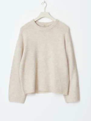 Beige stickad tröja från gina  - Mysig beige stickad tröja från gina med rund halsringning och avslappnad passform. Tröjan har ribbade muddar vid ärmslut och nederkant. Perfekt för lager på lager och enkel att matcha med allt. Tillverkad i mjukt material för extra komfort.