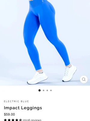 Blå Impact Leggings från Oner Active - Snygga och bekväma Impact Leggings från Oner Active i en elektriskt blå färg. De har hög midja och är tillverkade i ett stretchigt material som sitter tight och formar sig efter kroppen. Perfekta för träning eller när du vill ha en sportig look.