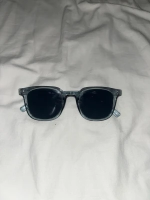 Solglasögon - Ett par marinblåa solbrillor som är snygga och fräscha som passar perfekt att glida runt med på sommaren!