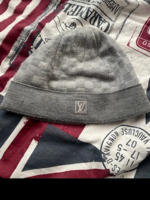 LV mössa one size (ÄKTA) - Säljer min Lv mössa som jag knappt använt, den är i ny skick o säljer den för 1500 kr köpt för 3000kr ny på rea. Skriv för mer frågor mvh Melwin