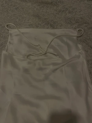 Vitt linne - Säljer en vitt linne. Linnet har aldrig använts. Är öppen för att sänka priset vid intresse🩷