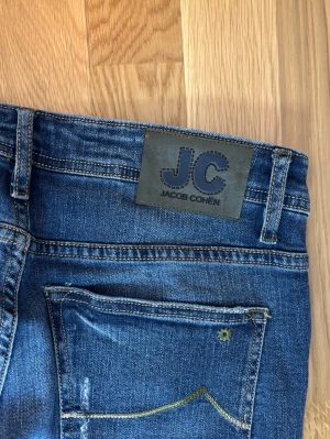 Jacob Cohën 688C jeans - Säljer ett par feta Cohën 688 comfort jeans i size 33. Uppsydda så skulle säga 33-30.