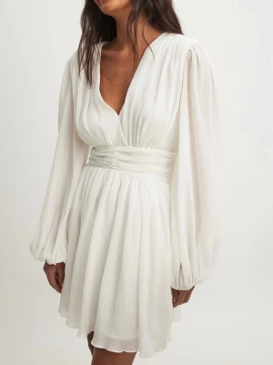 Vit klänning Lovisa Wallin - Säljer min fina vita klänning från från NAKD x Lovisa Wallin. Storlek 36 och endast använd en gång så den är i helt nytt skick.