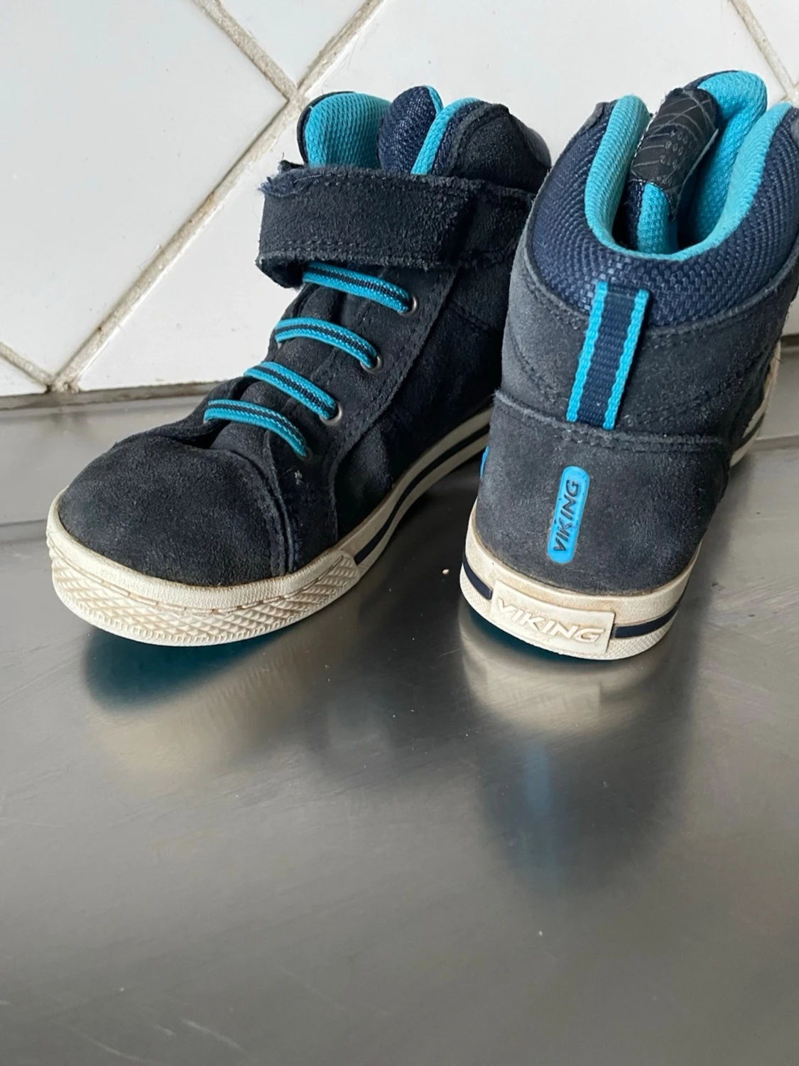 Mörkblå sneakers från Viking