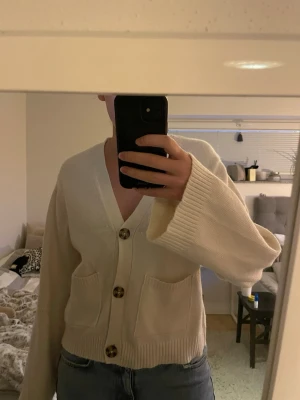 Stickad kofta - Vit stickad kofta med knappar från Gina 🌸 tröjan är sparsamt använd och säljs då den inte kommer till användning. 