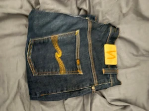 Mörkblå jeans från Nudie - Giveaway på helt nya nudiejeans enda du behöver göra är följa och lika annonsen