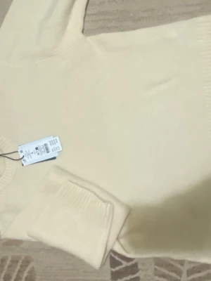 Ljusgul stickad tröja  - Mysig ljusgul stickad tröja från Gina tricout med rund halsringning och ribbade muddar vid ärmslut och nederkant. Perfekt för lager på lager och enkel att matcha med jeans eller kjol. tröjan är helt ny med prislapp på.💕