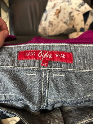 Mörkgrå cargopants från Ofelia Wear - Snygga mörkgrå cargopants från Ofelia Wear med flera stora fickor och coola sömdetaljer. Byxorna har en avslappnad passform och är tillverkade i jeansmaterial. Perfekta för dig som gillar en streetig och praktisk stil.