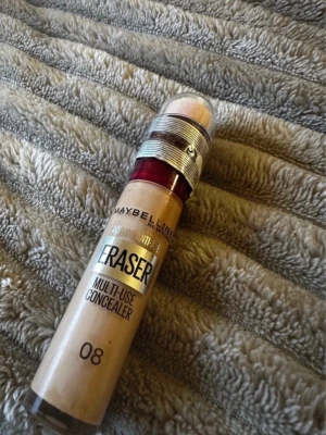 Maybelline Eraser Concealer 08 - Maybelline Instant Anti Age Eraser Multi-Use Concealer i nyansen 08. Kommer i en smidig tub med inbyggd svampapplikator och har en ljus beige ton. Perfekt för att täcka mörka ringar och ojämnheter. Enkel att använda och ger ett naturligt resultat.