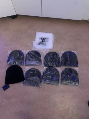 Svart mössa - 8 stycken svarta mössor perfekt för dig som vill resells de 