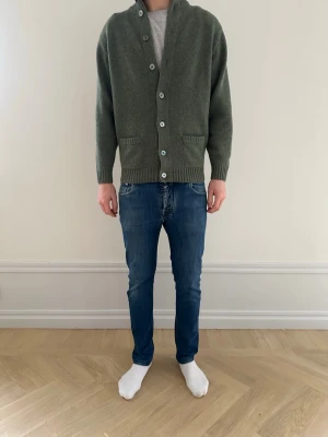 Jeans Jacob Cohen - Ett par jeans från Jacob Cohen i modellen 688. Jeans är i gott skick. Storlek 32. Hojta till vid frågor och funderingar!