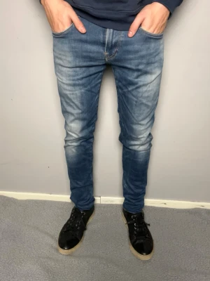 Blå Replay Anbass hyperflex jeans - Säljer ett par Replay Anbass Hyperflex jeans i blå tvätt med snygga slitningar. Inga hål eller fläckar. W=29 L=32 skickar snabbt efter att du har beställt. frågor? Skick ett meddelande