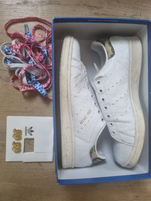 Adidas Stan smith bape - Unika bape skor säljer billigt pga lite defekter som ej syns när man har på sig dem man får med 4 snören och orginal box ny pris ca 3500 mitt pris 500 först till kvarn😄👐