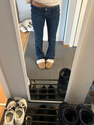 Blå jeans med låg midja - Säljer dessa jättesnygga lågmidjade jeans från Gina tricot. Jeansen är lågmidjade och är i ett stretchigt och mjukt material.