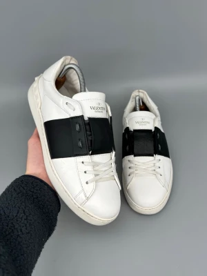 Valentino Open Skor | 42 - Snygga Valentino Open skor i svart färg! Sitter aningen stora. Endast skor ingår.