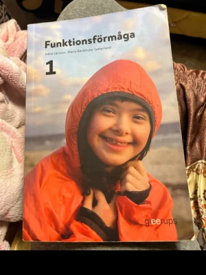 Funktionsförmåga 1 - Upptäck hur samhället stöttar personer med funktionsnedsättning! Den här boken tar upp stöd, service, teamarbete och bemötande, och ger dig verktyg att förstå och reflektera kring viktiga frågor inom vård och omsorg.