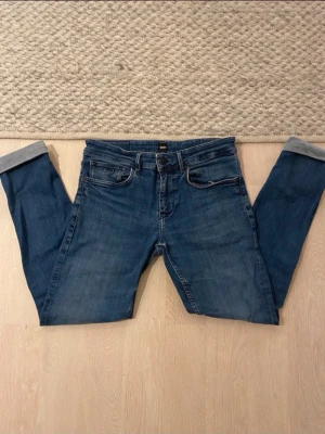 hugo boss jeans - jätte snygga hugo boss jeans som är för stora i midjan till min pappa, anledningen till varför han låter mig sälja dom. aldrig använda, helt nya.  säljer exakt dessa jeans på min vinted också. vinted: @livanpivan3 W: 32 L: 32 trendiga och jättefin, bra kvalitet. nypris: ca 1700kr. modell ”charleston” extra slim fit.