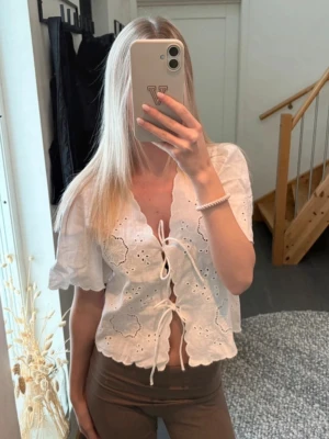 Vit broderad blus - Blus, perfekt till sommaren! Knappt använd