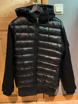 Moncler cardigan vinterjacka - Säljer en moncler cardigan som är fodrad så den är väldigt varm och funkar som vinterjacka. Inga skador på den, säljer då jag har för många jackor. Passar mig som har M/L 