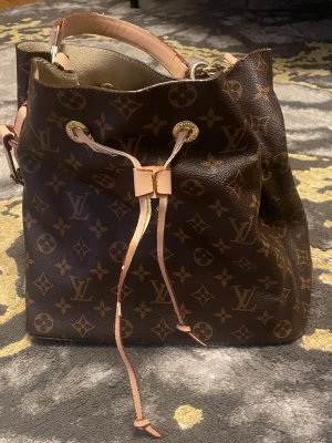 Väska - Det finns en liten skada på snörret. 😊