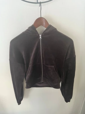 Hoodie - En brun hoodie med dragkedja från BikBok. Är i storlek XS och normal i storlek samt är ny utan prislapp.   Är väldigt fin🤩