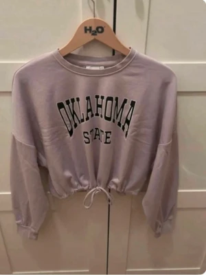 Sweatshirt - En lila sweatshirt i storlek XS men är som en S. Är i ett mycket bra skick. Väldigt fin och skön nu i vinter  🤩