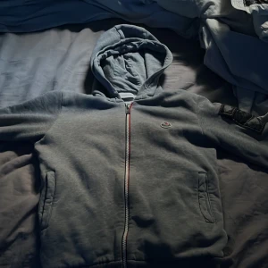 Grå Moncler hoodie  - Säljer en grå hoodie från Moncler🔥 Strl 158 164