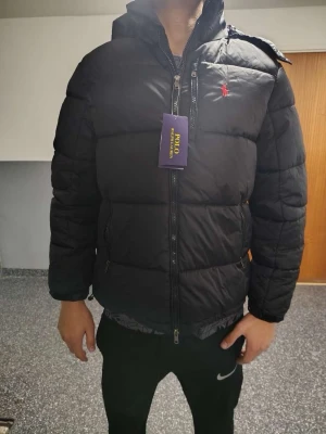 Svart pufferjacka från Polo Ralph Lauren - Säljer en Raplh Lauren puffer jacka, den var för liten på mig