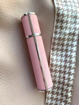 Parfymflaska inför Resan  - Jättefin påfyllningsbar parfymflaska i rosa med silverdetaljer. Perfekt för att ta med din favoritparfym överallt. Enkel att fylla på och använda. Du fyller på den själv med din favorit doft. 10ml spray flaska 