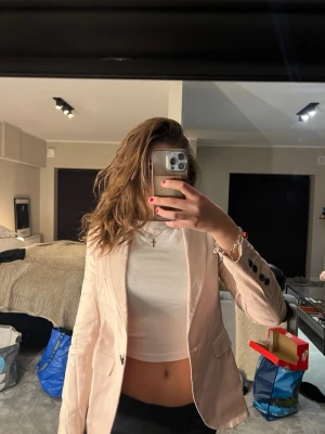 Beige kavaj från Zara Basic - Säljer en snygg beige kavaj från Zara Basic med klassisk passform.  Har några fläckar men de går bort i tvätten men har ej gjort då jag ej använder den. 