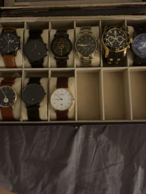 Ingen väst på bilderna -  Säljer alla dem här klockorna för ett bra pris (pris kan diskuteras) dem är snygga och passar till alla stilar men de finns en nackdel dem har inga batterier men dem funkar fortfarande att ha bara som styling 