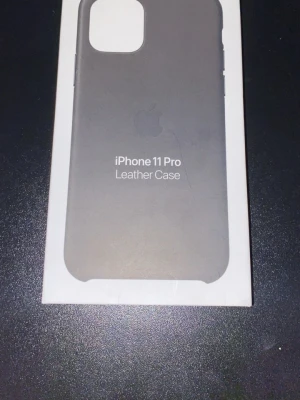 iPhone 11 Pro läderfodral - “Hej! Jag säljer ett helt nytt läderfodral till iPhone 11 Pro. Det är oanvänt och håller väldigt hög kvalitet. Fodralet är svart och ger både skydd och en stilren design.”