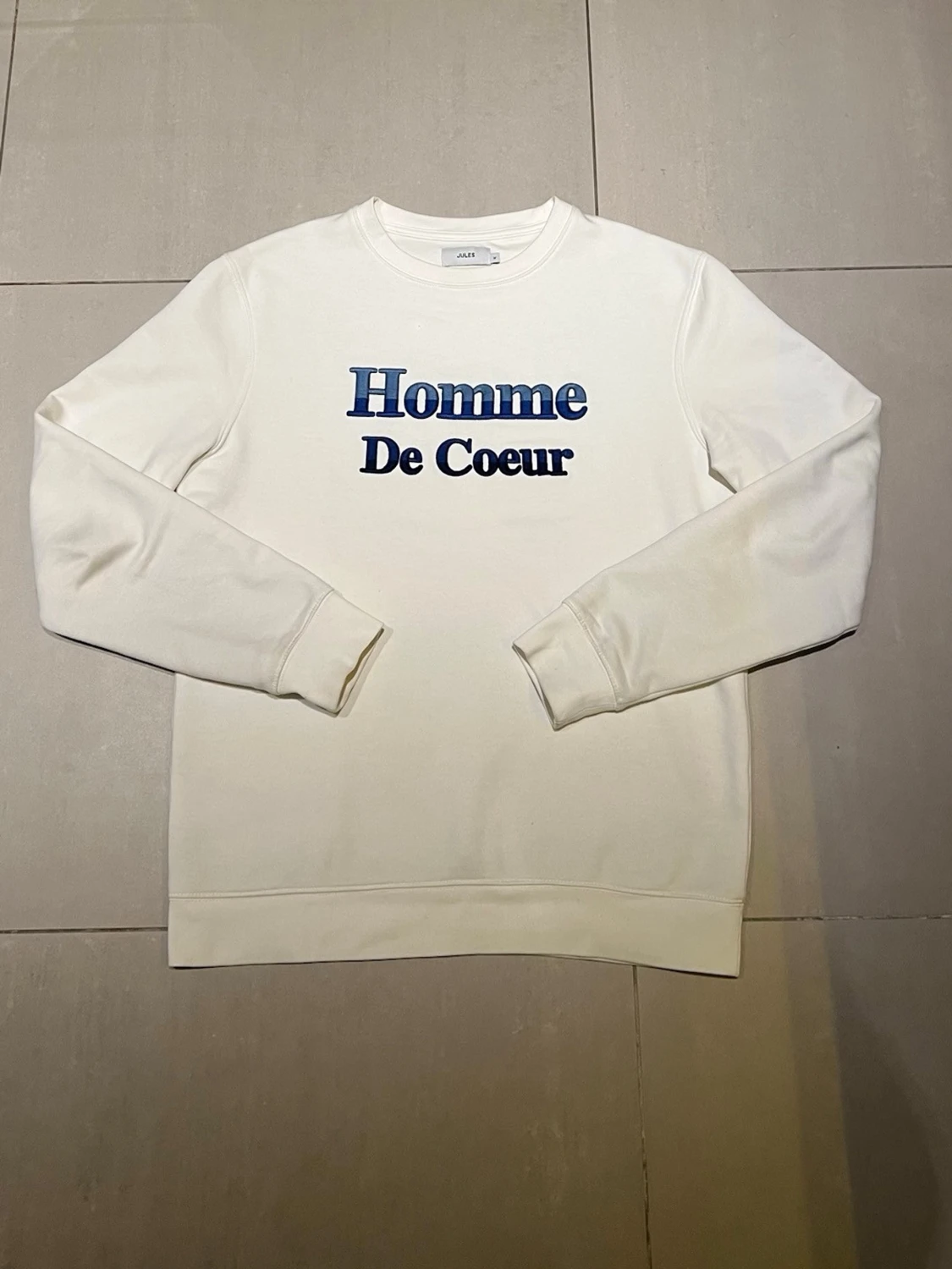 Vit sweatshirt från JULES med blå text