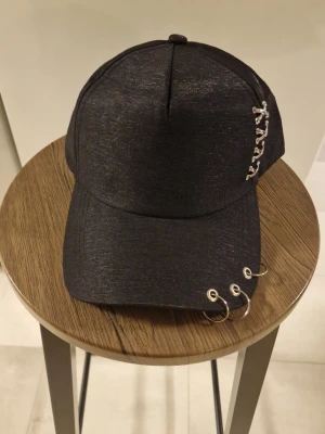 Baseball keps unisex - Baseball keps unisex. Koreanskt version. Huvud 56 - 58 cm. 100% polyester. Handtvättbar. Perfekt som present.