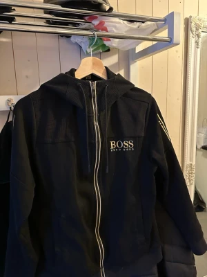Hugo Boss Hoodie  - Säljer denna pga att den är för liten är frf i bra skick hör av er om ni vill köpa, Storlek S