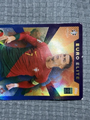 Röd och grön fotbollsväst Portugal - Snygg fotbollsväst i rött och grönt med Portugals landslagsemblem och gula detaljer. Västen har en sportig look med lång ärm och är perfekt för dig som gillar fotboll och vill sticka ut med landslagskänsla.